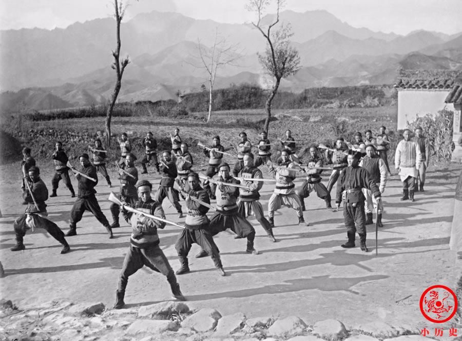 晚清|晚清老照片：慈禧太后妹夫腰挎马刀很威风；朝廷官员向殖民者下跪