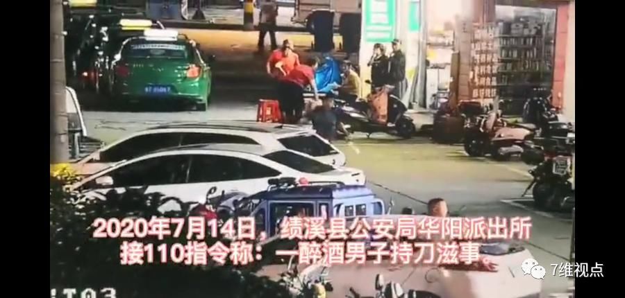  无用论|打脸带枪无用论：民警面对双刀快速出枪，男子瞬间弃刀投降！