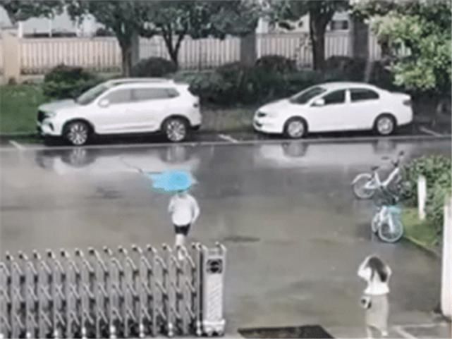  女孩|男子暴雨天为女孩送伞，女孩却奔向宝马车，网友：雨滴落在青青草原？