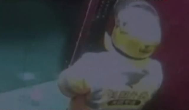 开门|半夜外卖送上门，女子开门后吓得大叫，女子：枪掏出来就指着我