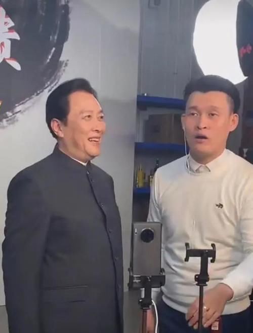国家一级|他在《水浒传》中不出名，却是国家一级演员，今68岁与网红直播卖酒