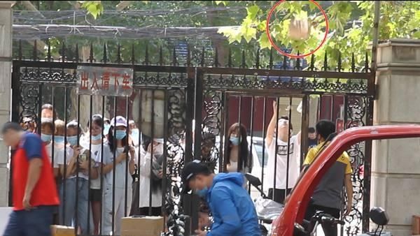 订单|开学季校园订单猛增 快递小哥各施“神投绝技”忙得不亦乐乎