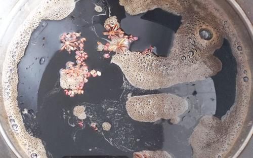  制作|奶奶腌30年的糖蒜秘方，制作简单吃着过瘾，放一年不蔫不坏还倍脆