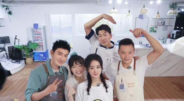  真实|《中餐厅》黄晓明出汗脱妆暴露真实颜值？肤色不均，累出三眼皮