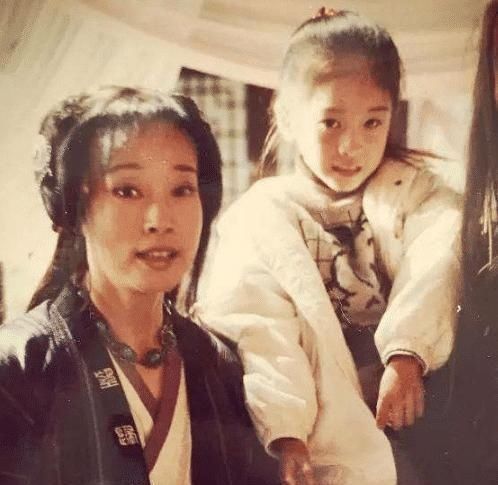  籍籍无名|她意外把妹妹带进演艺圈，如今妹妹大红大紫，自己却是“小透明”