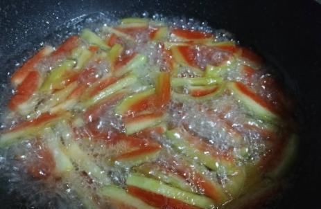 好吃|吃剩的西瓜皮别扔掉,做成孩子爱吃的小零食,0添加,好吃不浪费