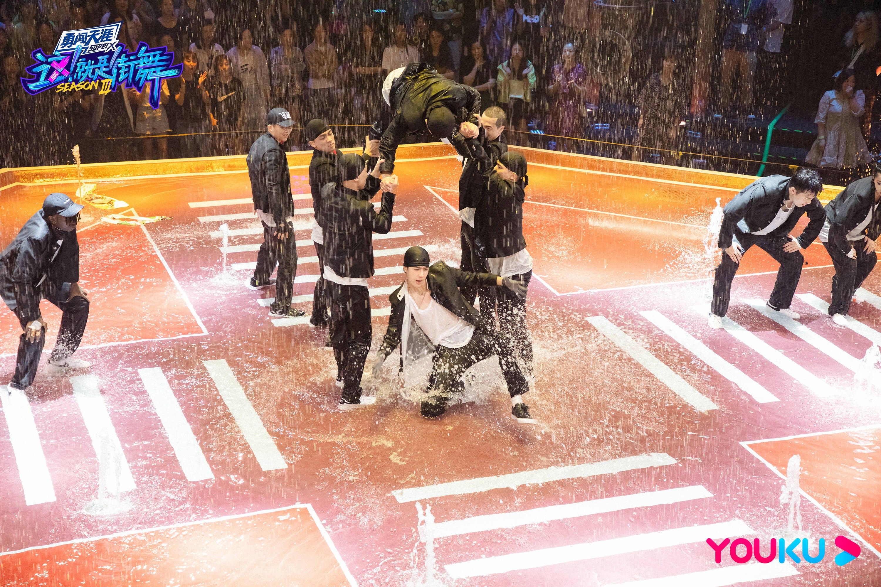  队员|《这！就是街舞》第三季水舞台震撼视听炸裂全场，队长燃爆团魂直击泪点