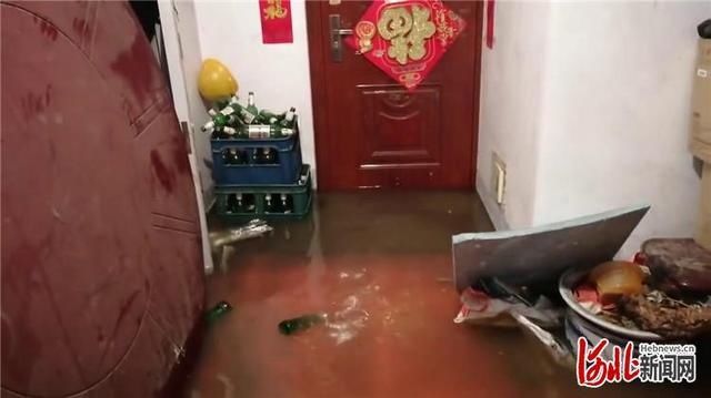 河北|河北承德：暴雨冲进居民楼 消防深夜抽水排险
