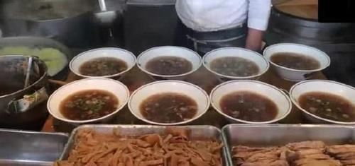 食物|10元1口的面你吃过吗大哥小摊开了12年,食客天天排队还买不到