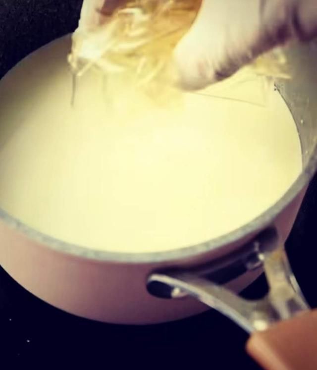  粉色|心情不好的时候，自己做上一款简单好吃粉色系奶冻蛋糕，会很开心