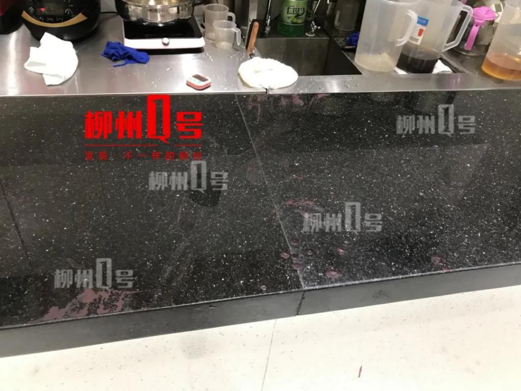 打架|突发！柳南万达金街有人打架，1名男子头部流血跑进对面奶茶店瘫坐