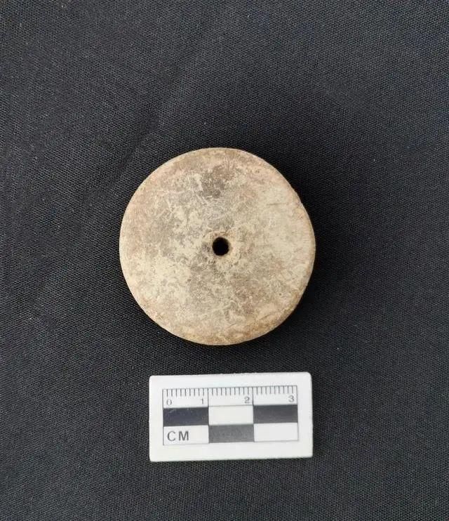  重建|一中学重建足球场，发现3000㎡古墓，单坑19颗头骨