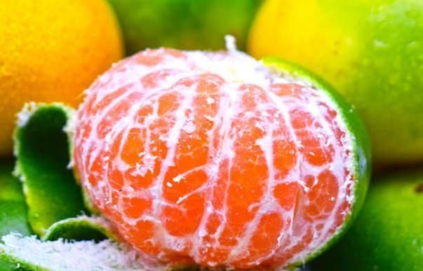 绿皮橘子|秋天到了,买橘子记得挑母的,大妈教我4招小技巧,一挑一个准