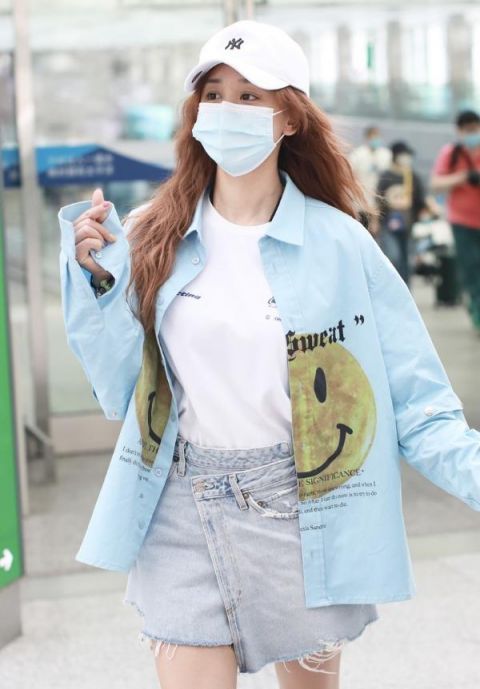  吸睛|海陆打扮有个性，牛仔布“围成”裙子穿出门，款式潮流还吸睛