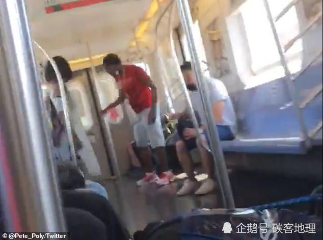 拳打脚踢|26岁女子地铁上拍一对夫妇殴打20岁男子被发现,同样遭到拳打脚踢