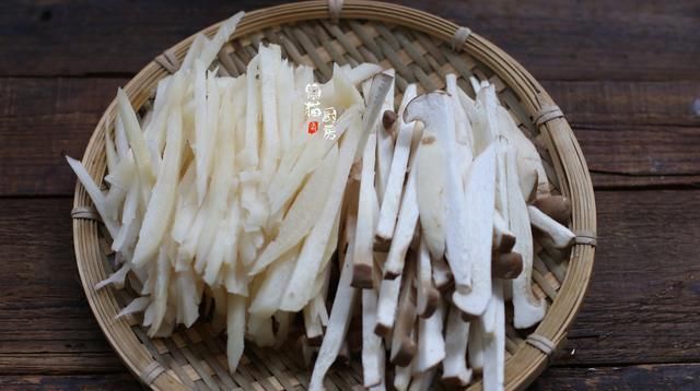  夏天|夏天，我家常吃这碱性食物，素炒花不了几块钱，佐粥拌饭都合适