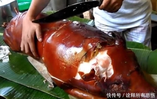 大妈|大妈请孙子吃烤乳猪,端上来时大呼满意,服务员切开后,两眼发傻