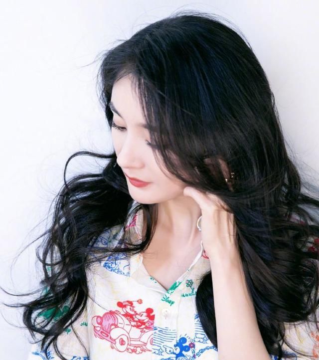 马丁|杨幂为了时尚,大热天穿马丁靴不算啥,看到鞋带:让人想不通