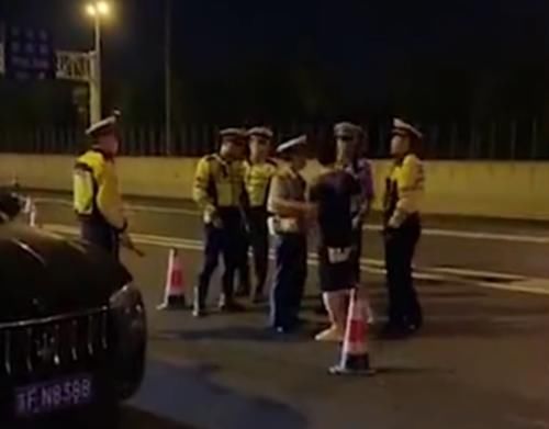 拒绝接受|又是玛莎拉蒂，司机拒绝接受检查，还当街推搡交警，谁给他的勇气