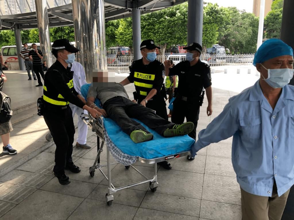  出手|男子失足跌倒不省人事！危急时刻，他们出手了……