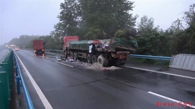  高速|高速上两货车追尾，消防员5分钟救出被困司机