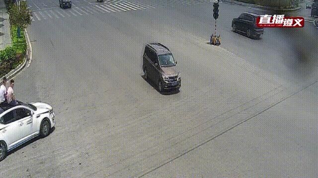 遵义|想凉快凉快，遵义两男子坐上车顶吹起风，交警：罚！
