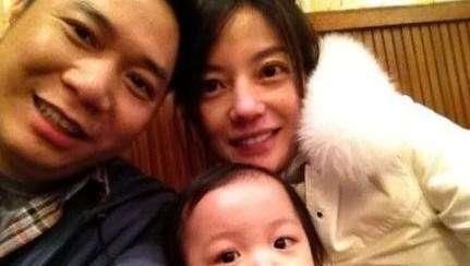 融洽|重组家庭不幸福？赵薇一家四口感情和谐，同父异母兄妹相处融洽