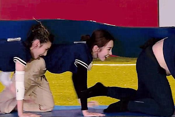  机智|跑男团玩游戏时沙溢衣服不慎上滑，孟美岐反应机智，成功避开窘局