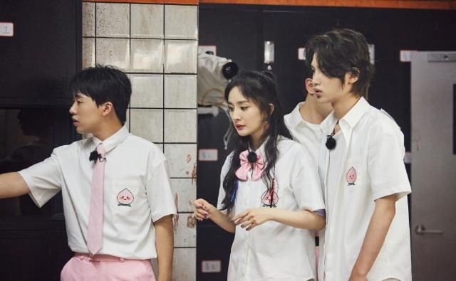  杨幂|邓伦高桥展示惊人臂力，杨幂恐高却想出新方式通过，运动强还聪明