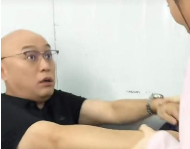  喂食|49岁主持人孟非惹争议！节目间隙被众美女包围喂食，已婚不避嫌？