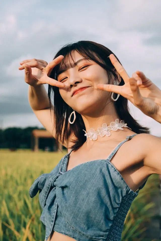 拍照|拍照应该怎么笑,11个关于“笑”的拍照姿势,每一个都能拍得很美