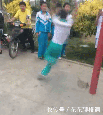 穿着|妹子,穿着裙子,就不要把脚翘在桌子上了,影响多不好啊!