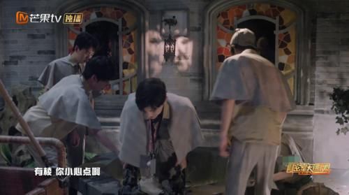  私下|《密室2》邓伦做危险项目，杨幂同句话连说3次，私下关系不言而喻