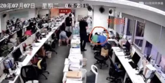  闹剧|李国庆“强势回归”被拘留，这场闹剧是两人开撕？