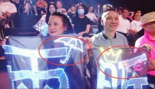 总决赛|青你2总决赛其他学员家人举应援牌就写名字,就虞书欣家人与众不同