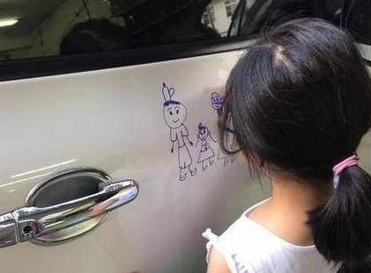  车主|女孩将豪车刮坏，车主看到后却没责怪女孩，反而还给了她一笔钱