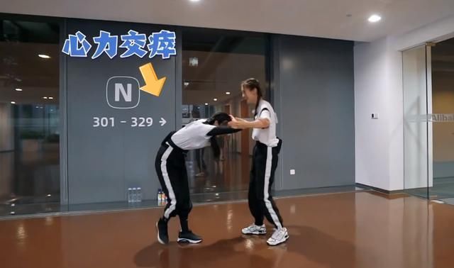  刁难|宋祖儿被郭麒麟“刁难”，慌乱之中说6字，暴露真实情商