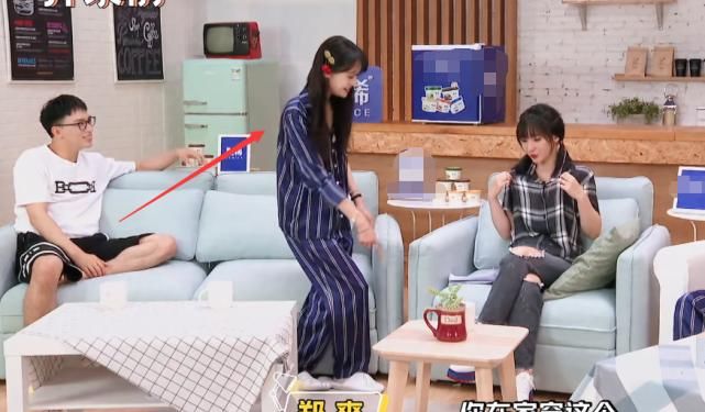  出场|郑爽穿睡衣录节目，出场引尖叫，看清款式，确定可以播吗？