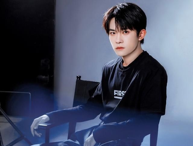  莫名|易烊千玺被玩偶人撞到头，胖虎眼疾手快一把按住，莫名戳中笑点