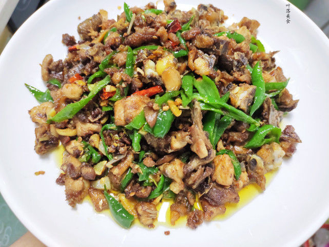  干香|晚餐就做这道辣椒炒鸡，鲜辣开胃，干香下饭，从小到大都吃不腻