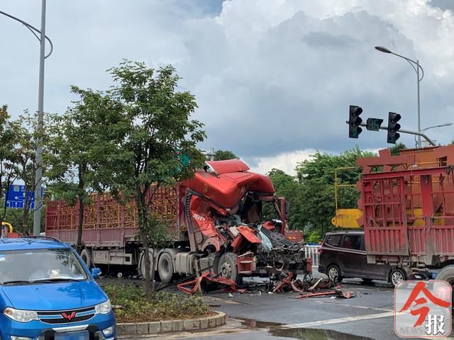 卷入|突发!柳长路两大货车发生追尾事故,一辆电动车被卷入车轮之下