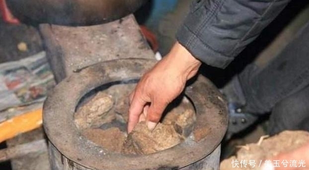 农村|印度农村最受欢迎的牛粪饼,一天不吃就浑身不舒服,你敢吃吗?