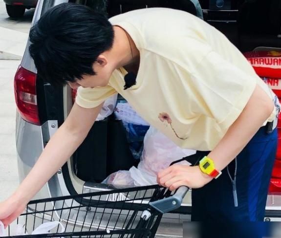  黄晓明|黄晓明离开《中餐厅》，刘宇宁接力上阵，直言工作太轻松