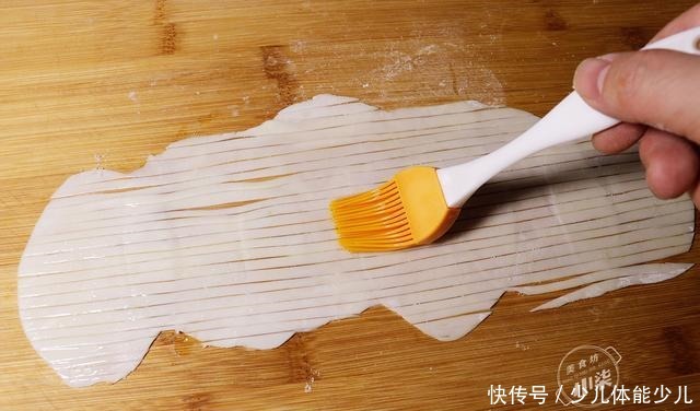 张剩|6张剩饺子皮,一把葱花,简单一做,外酥里软,全家人抢着吃