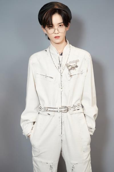 西装|THE9发布会现场直拍,刘雨昕西装虞书欣长裙,孔雪儿大波浪撑门面