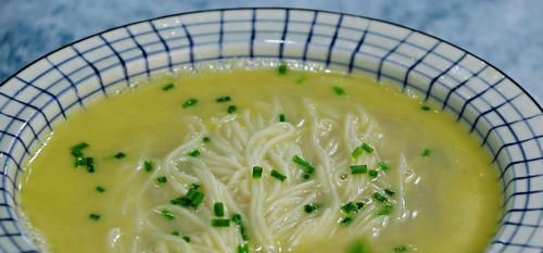  做法|花10元买了一盘小鲫鱼，教你鱼汤面的做法，汤白汁浓，味道鲜美