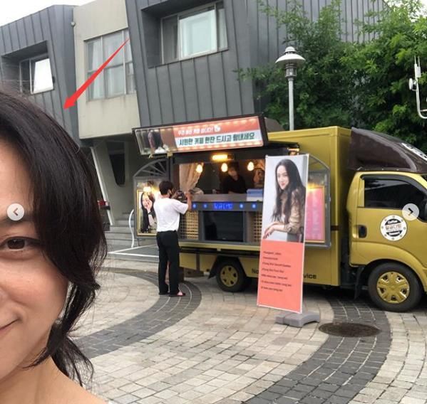  海报|40岁汤唯太自恋？素颜与自己海报合影却被雀斑抢镜，疑在韩国拍戏