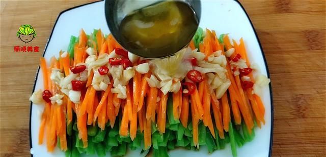  家常|最近网红豆角家常做法火了，3斤都不够吃，不炒也不炖比吃肉还香