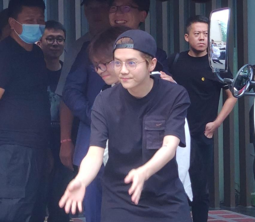  特效|鹿晗线下录制综艺，站姐无特效拍摄，30岁真人模样一目了然