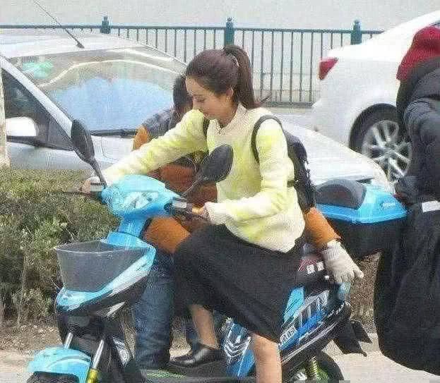 赵丽颖|身价过亿却从不炫富! 一套衣服穿好几年,出门只骑电动车